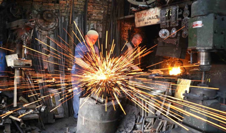 Üç kuşak bir arada demircilik mesleğini yaşatmaya çalışıyorlar