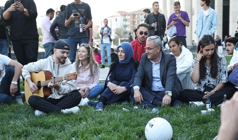 Üniversite öğrencileriyle bir araya geldi