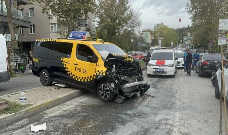  Üsküdar’da kamyonet taksiye çarptı 