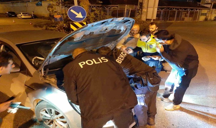 Uygulamada durdurdukları otomobilin motorundan kedi kurtardılar