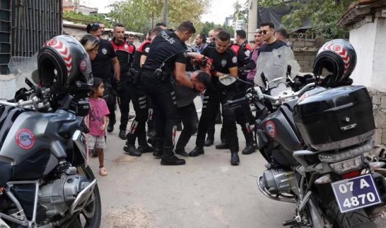 Uyuşturucu ticareti hükümlüsü, polis çevirmesinde taksi şoförünün boğazına bıçak dayadı