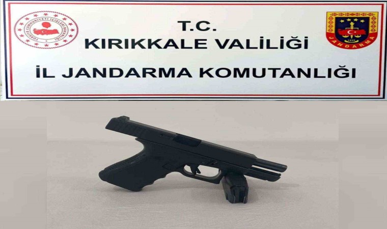 Üzerinde bulundurduğu ruhsatsız tabancayı jandarmaya yakalattı