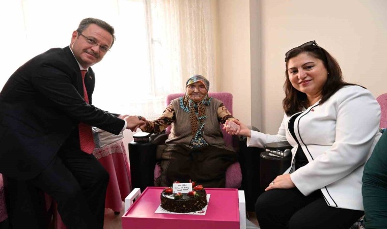 Vali Enver Ünlü ve Eşi Sema Ünlü, Cumhuriyetle yaşıt Ayşe teyzenin 100. yaşını kutladı