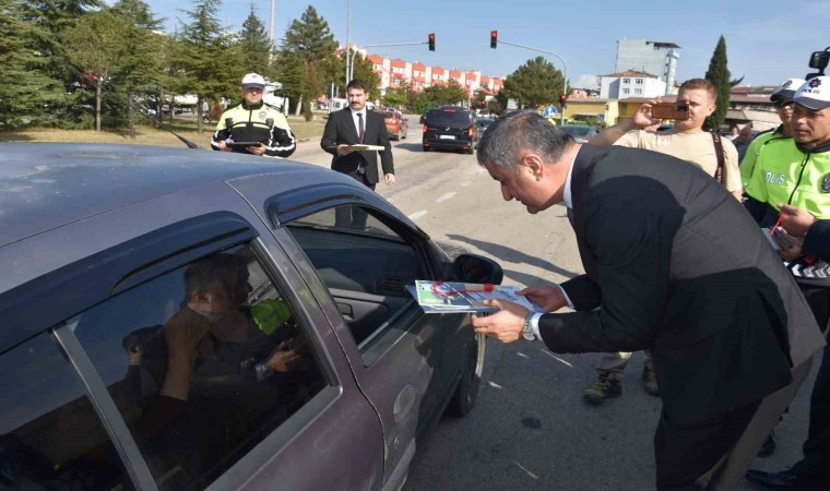 Vali Yavuz, sürücüleri uyarıp çocuklara kırmızı düdük dağıttı