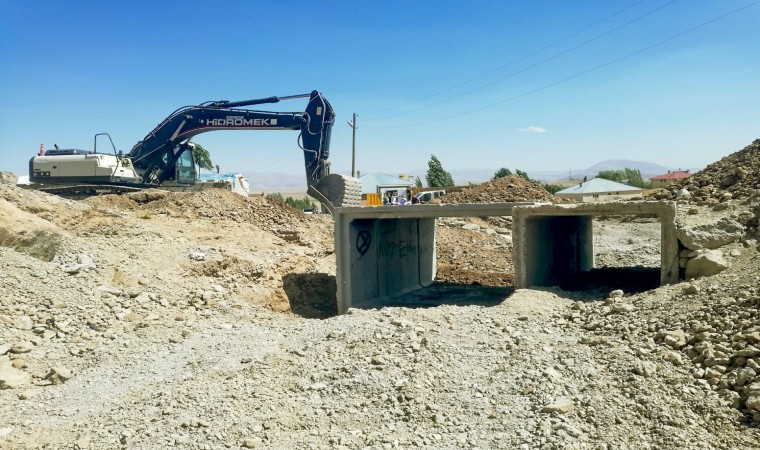 Van Büyükşehir Belediyesi kırsalda yolların altyapısını güçlendiriyor