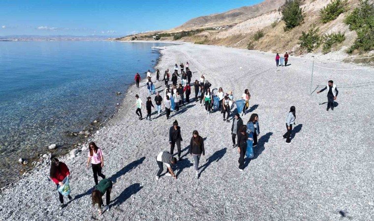 Van Gölünde zumba yapıp çevreyi temizlediler