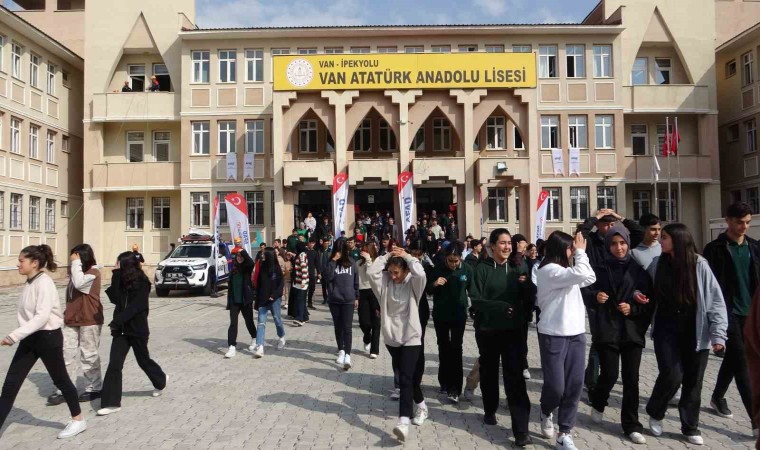 Vanda eş zamanlı deprem tatbikatı