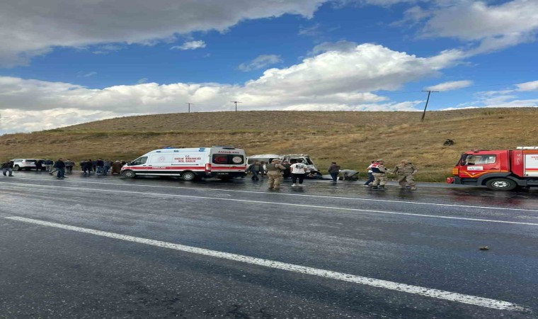 Vanda minibüs kontrolden çıktı: 10 yaralı