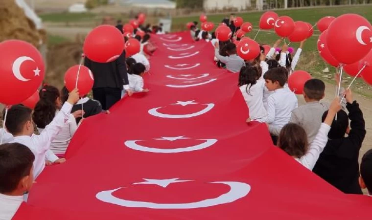 Van’ın kırsal mahallesinde ilkokul öğrencileri, 30 metrelik Türk bayrağı ile yürüdü