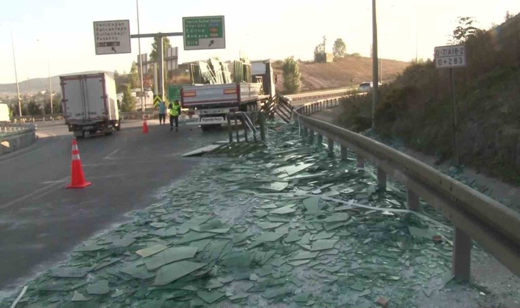 Virajı alamayan tırın üzerindeki camlar yola savruldu