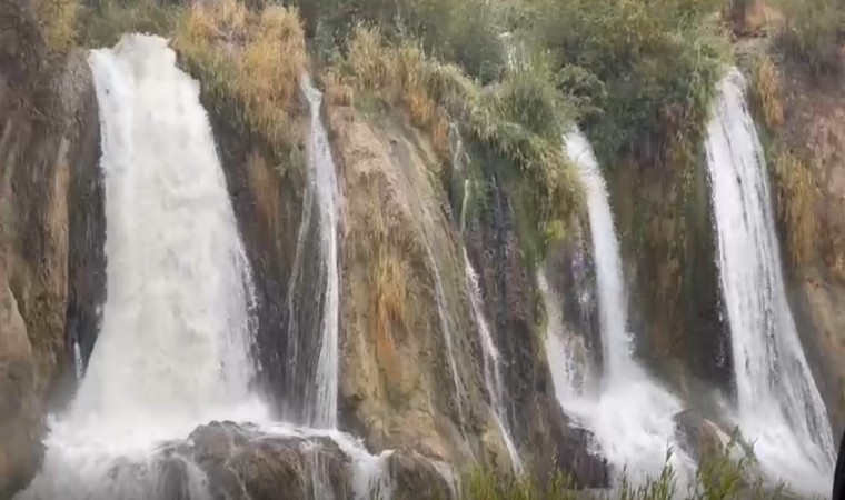 Yağan yağmurlar Muradiye Şelalesini coşturdu