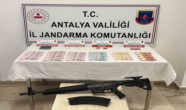 Yakalanacaklarını anlayınca uyuşturucuyu klozete attılar