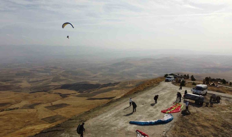 Yamaç paraşütçüleri Cumhuriyetin 100. yılında Bayat semalarında süzüldü