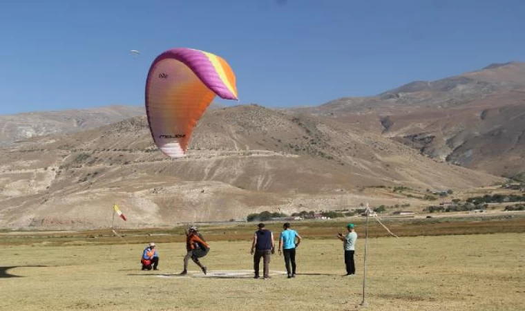 Yamaç paraşütü sporcuları hedefi tutturmak için yarıştı