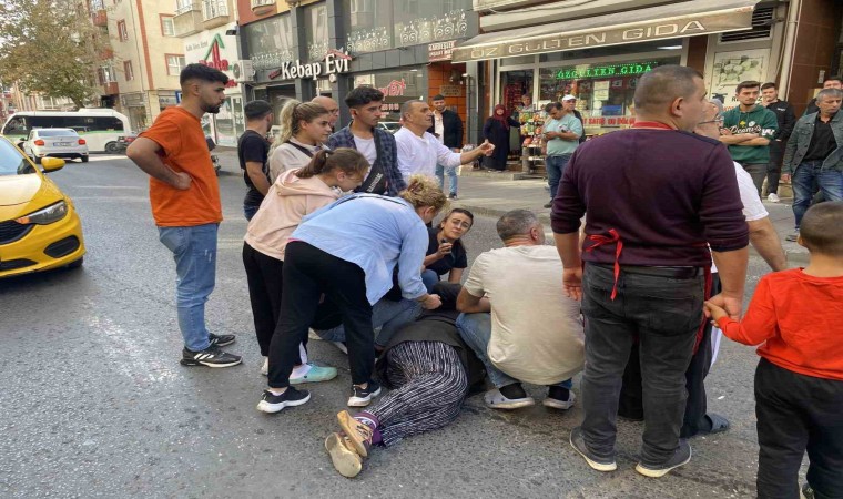 Yaya geçidinden geçerken motosikletin çarptığı kadın yaralandı: O anlar kamerada