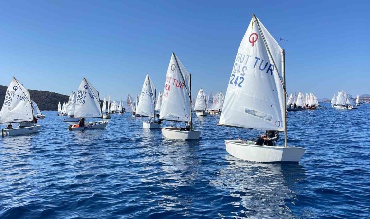 Yedi ülkeden 400 minik yelkencinin kıyasıya yarışı Bodrumda başladı