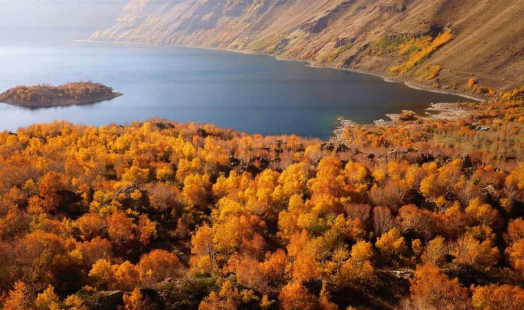 Yeryüzü cenneti Nemrut Kalderasında sonbahar güzelliği