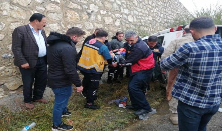 Yolcu minibüsü devrildi: 2’si ağır, 14 yaralı  