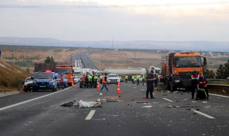 Yolcu minibüsü, park halindeki kamyona arkadan çarptı: 5 ölü, 17 yaralı (2)