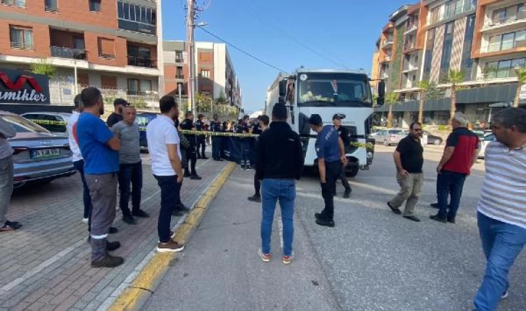 Yoldan geçerken çöp kamyonunun altında kalan yaya öldü