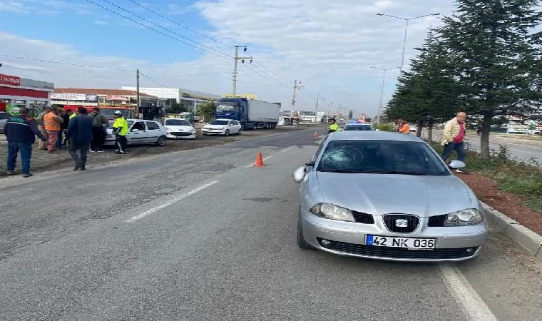 Yolun karşısına geçerken otomobilin çarptığı yaya yaralandı; o anlar kamerada - Yeniden