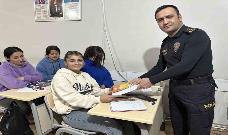 Yüksekova polisinden YKSye hazırlanan öğrencilere kitap desteği