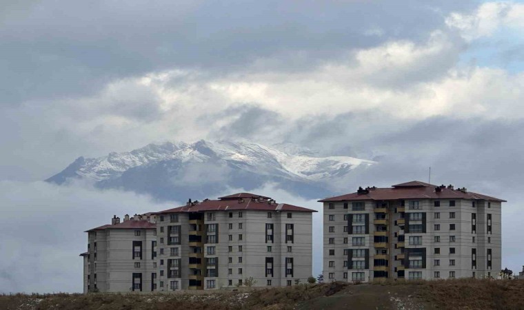 Yüksekovada karlı dağlarla bütünleşen bulutlardan görsel şölen