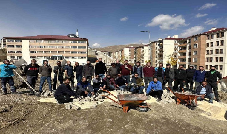 Yüksekovada yürekleri ısıtan anlar: 30 kapıcı çocuklar için yol onardı