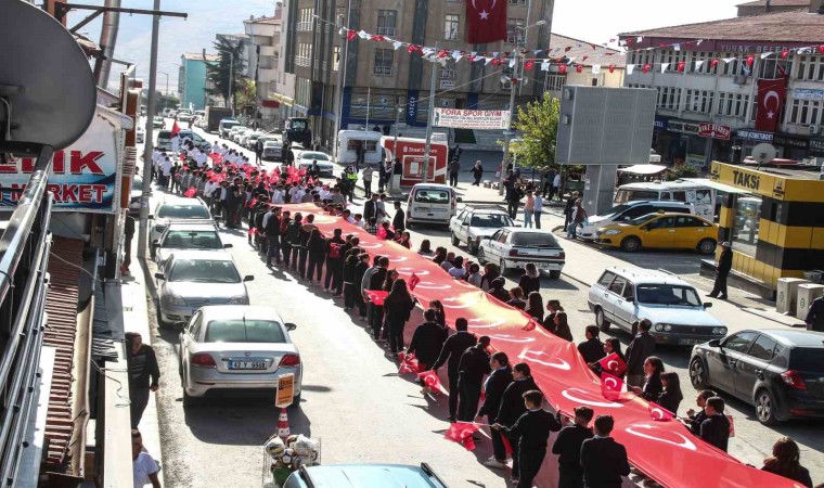 Yunakta Cumhuriyetin 100. yılı coşkuyla kutlandı