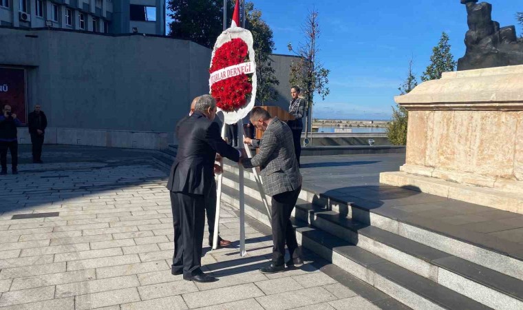 Zonguldakta muhtarlar çelenk bıraktı