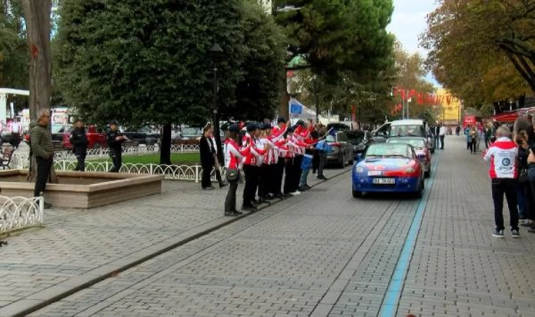 17. Doğu-Batı Dostluk Rallisi Sultanahmet’te start verdi 