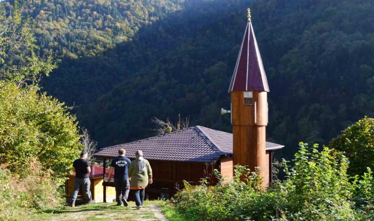 172 yıllık tarihi İremit Camii ahşap mimarisi ve rengarenk motifleriyle yıllara meydan okuyor