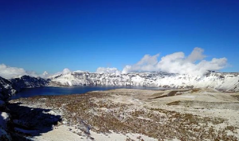 2 bin 250 rakımlı Nemrut Krater Gölü’nde kar güzelliği