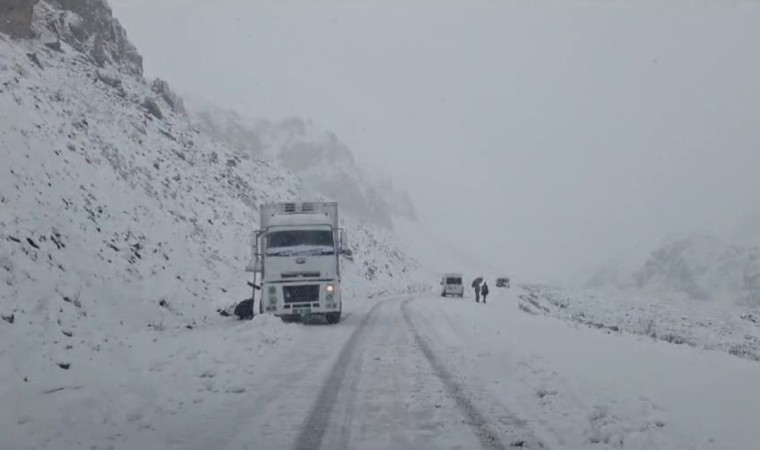 3 bin rakımlı Karabet Geçidinde kar yağışı trafiği olumsuz yönde etkiledi