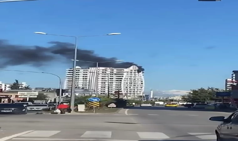 Adana’da, 14 katlı apartmanda yangın