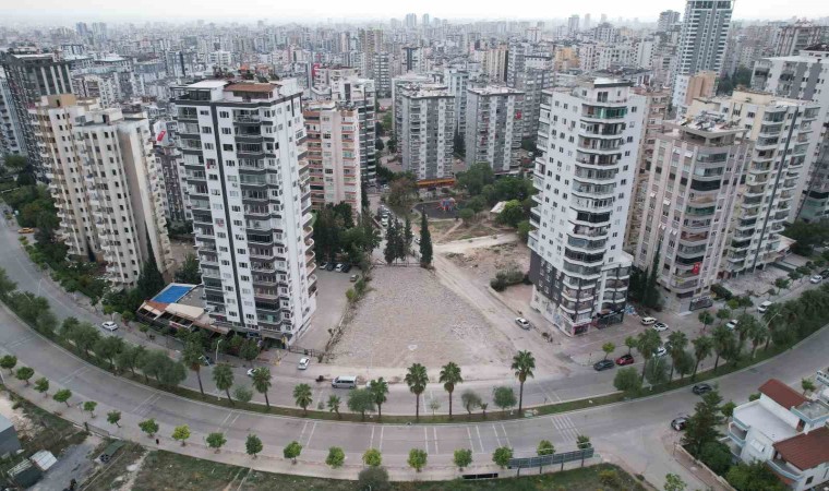 Adanada ağır hasarlı binalar tehlike saçıyor