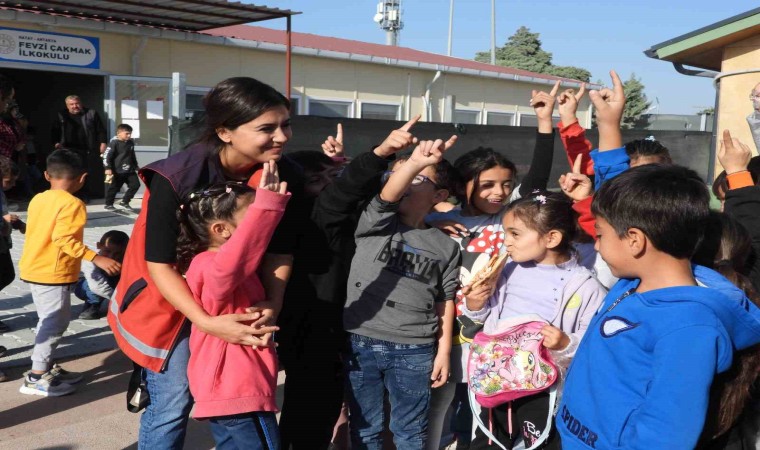 Afet bölgesinin vefakar öğretmenleri, depremzede öğrencilere umut oluyor