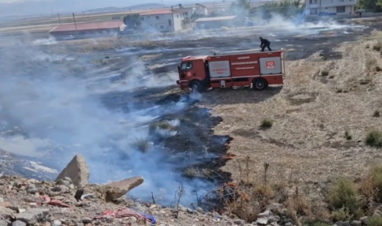 Akaryakıt istasyonu yakınındaki yangın paniğe neden oldu