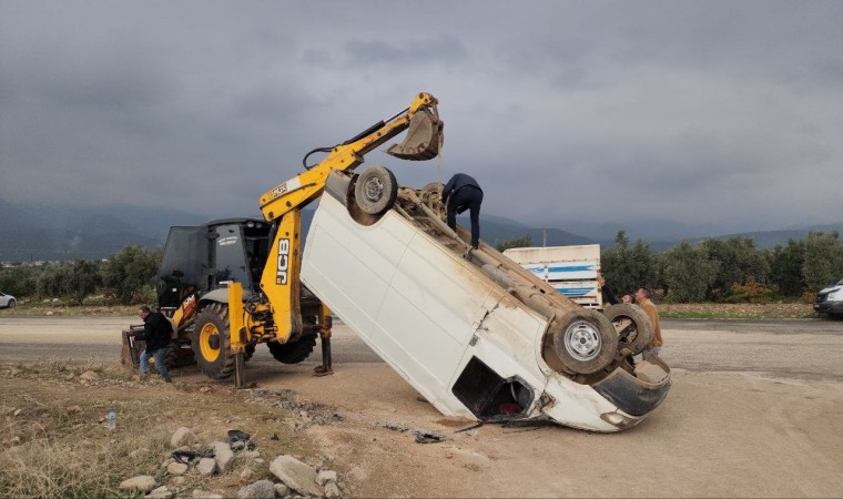 Akıl almaz kaza, kamyonet dik durdu