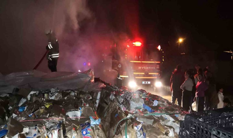 Aksarayda atık karton balyalarında yangın paniği