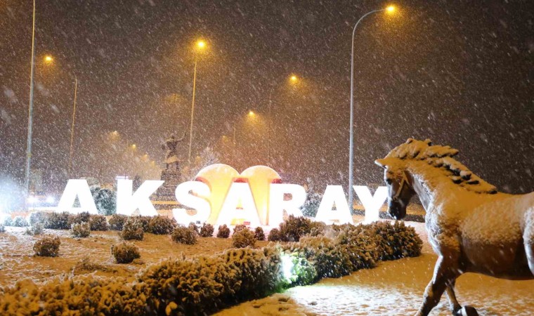 Aksarayda fırtına, yerini lapa lapa kar yağışına bıraktı