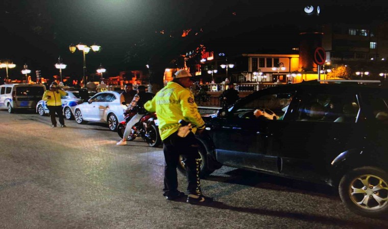 Amasya polisinden huzur operasyonu: 3 binden fazla şahıs kontrol edildi