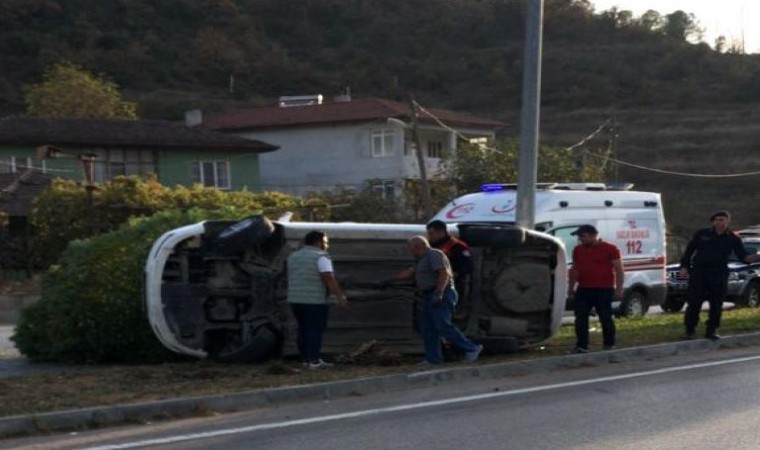 Amasyada kontrolden çıkan otomobil refüje devrildi: 4 yaralı