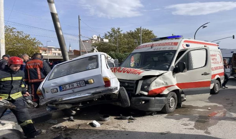 Ambulansın çarpıp, direğe sıkıştırdığı otomobildeki 2 kişi yaralandı