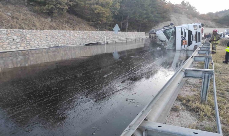 Ankara-İstanbul karayolunda tır devrildi: 1 yaralı