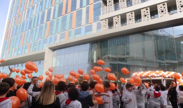 Ankara’da 1000 öğrenci, lösemili arkadaşları için turuncu balon uçurdu