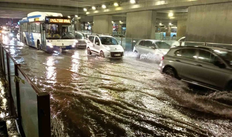 Ankarada sağanak etkili oldu, yolları su bastı