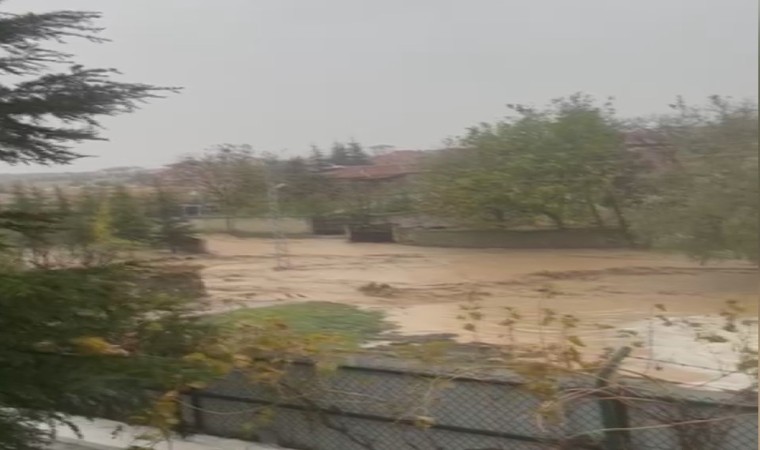 Ankarada yağışın ardından mahalleyi su bastı