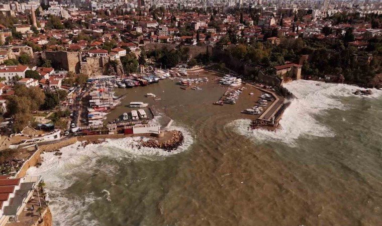 Antalyada 1i tur, 3 teknenin battığı liman havadan görüntülendi