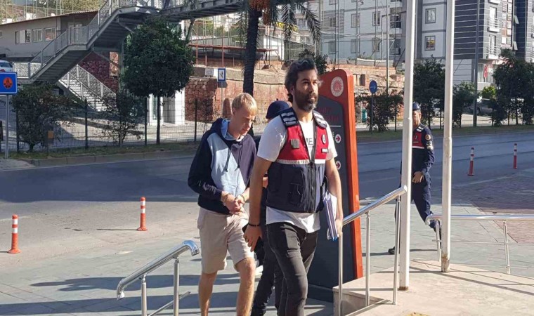 Antalyada 35 bin avrosu gasp edildikten sonra 2 şüpheliyi aracıyla çarparak öldüren Ukraynalı turist adliyede